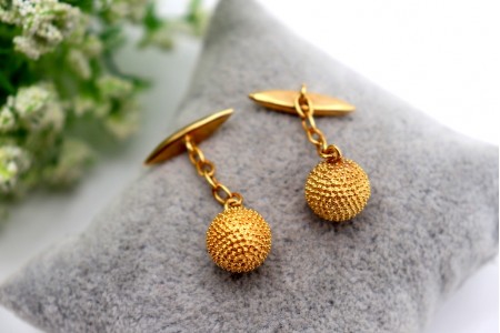 Botões de punho em ouro em forma de bolas com relevos